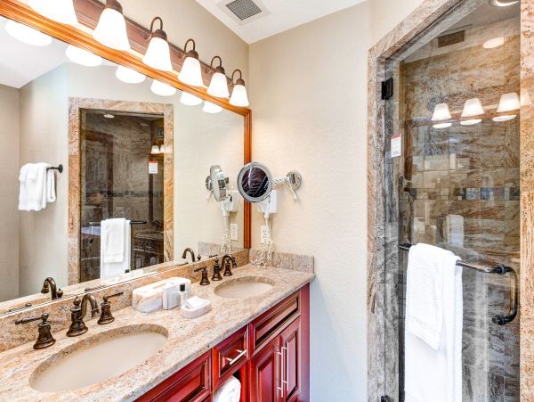 Ski-In/Ski-Out 4 Bedroom Condo Mountain Views & Hot Tub