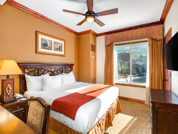 Ski-In/Ski-Out 4 Bedroom Condo Mountain Views & Hot Tub