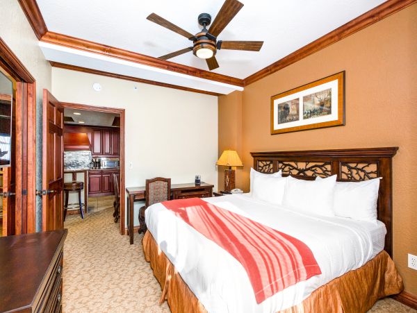 Ski-In/Ski-Out 4 Bedroom Condo Mountain Views & Hot Tub