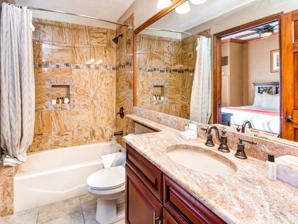 Ski-In/Ski-Out 4 Bedroom Condo Mountain Views & Hot Tub