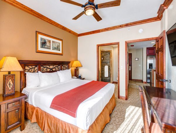 Ski-In/Ski-Out 4 Bedroom Condo Mountain Views & Hot Tub