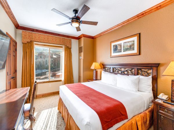 Ski-In/Ski-Out 4 Bedroom Condo Mountain Views & Hot Tub
