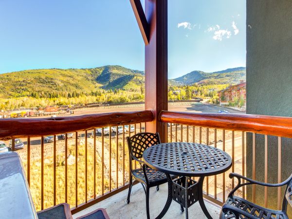 Ski-In/Ski-Out 4 Bedroom Condo Mountain Views & Hot Tub