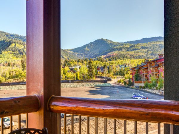 Ski-In/Ski-Out 4 Bedroom Condo Mountain Views & Hot Tub