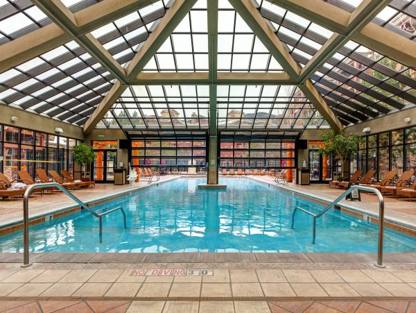 Ski-In/Ski-Out 4 Bedroom Condo Mountain Views & Hot Tub