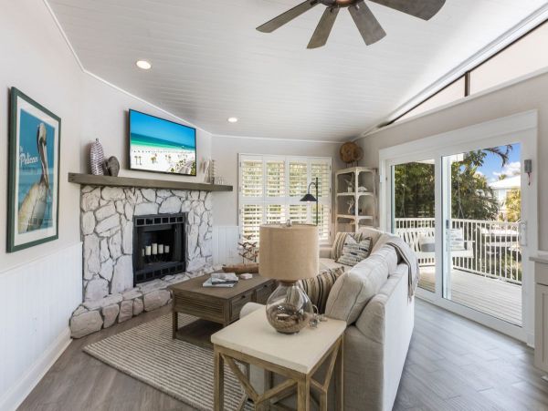 Beautiful Three Bedroom  Vacation Pool Home in Anna Maria