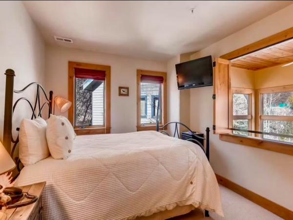 Stylish Three Story Mountain Retreat with Hot Tub Near Park City Resort