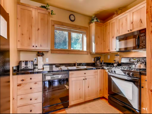 Stylish Three Story Mountain Retreat with Hot Tub Near Park City Resort