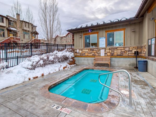 Five Bedroom Townhome with Hot tub for 16 Guests