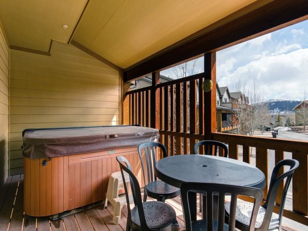 Five Bedroom Townhome with Hot tub for 16 Guests
