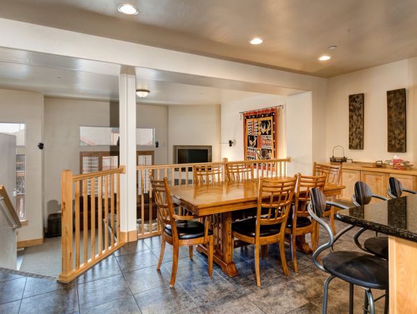 Five Bedroom Townhome with Hot tub for 16 Guests