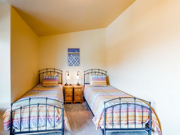 Five Bedroom Townhome with Hot tub for 16 Guests