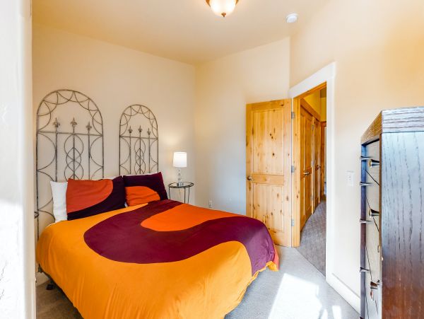 Five Bedroom Townhome with Hot tub for 16 Guests