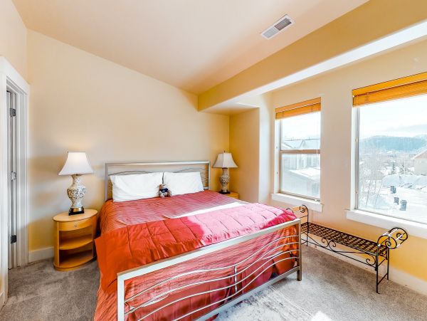 Five Bedroom Townhome with Hot tub for 16 Guests