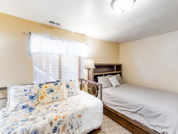 Five Bedroom Townhome with Hot tub for 16 Guests