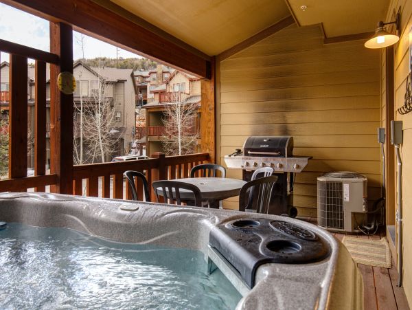 Five Bedroom Townhome with Hot tub for 16 Guests