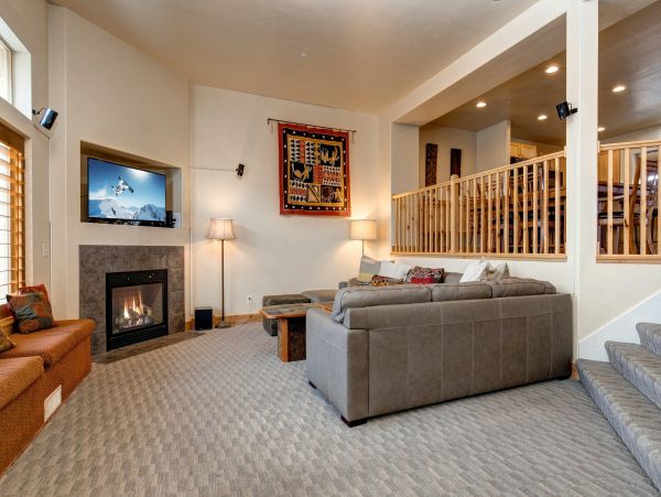Five Bedroom Townhome with Hot tub for 16 Guests