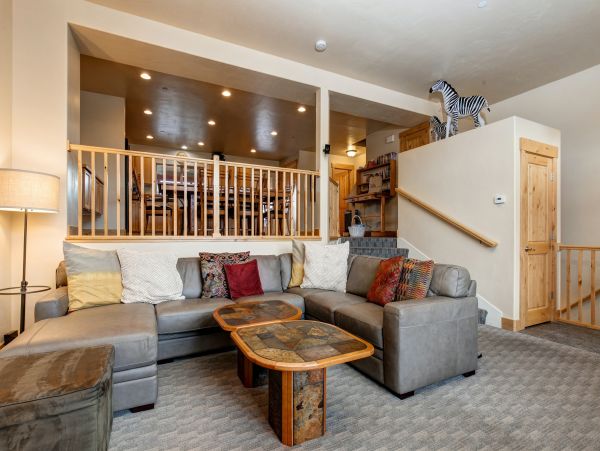 Five Bedroom Townhome with Hot tub for 16 Guests