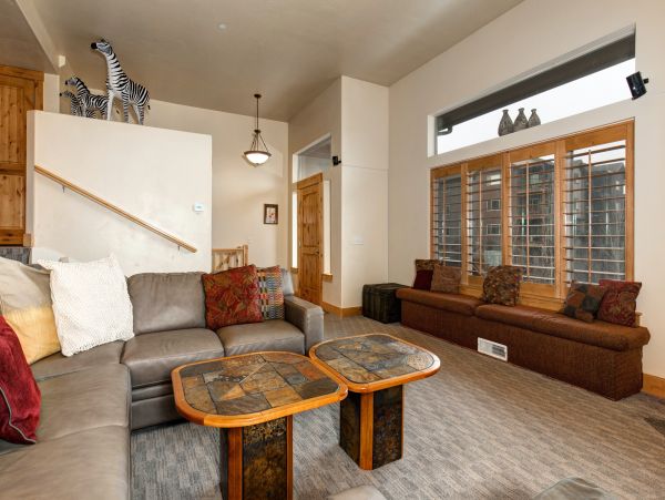 Five Bedroom Townhome with Hot tub for 16 Guests