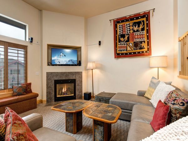 Five Bedroom Townhome with Hot tub for 16 Guests