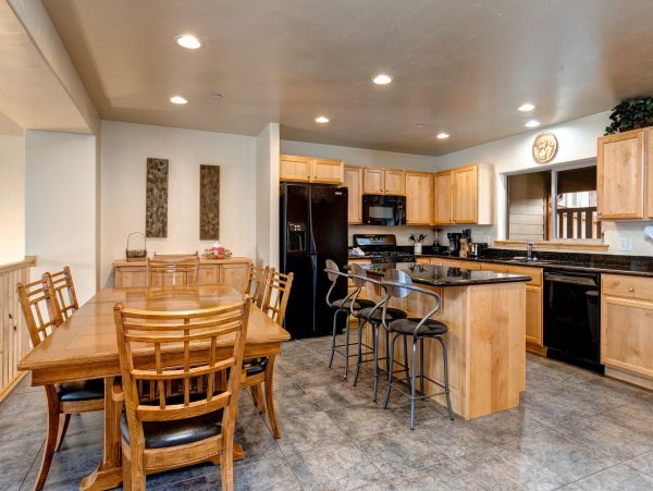 Five Bedroom Townhome with Hot tub for 16 Guests