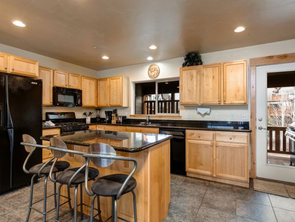 Five Bedroom Townhome with Hot tub for 16 Guests