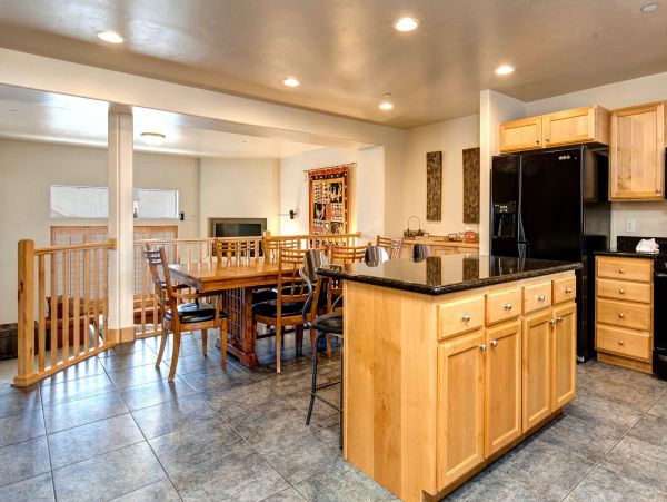 Five Bedroom Townhome with Hot tub for 16 Guests