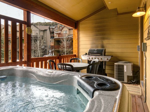 Five Bedroom Townhome with Hot tub for 16 Guests
