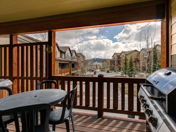 Five Bedroom Townhome with Hot tub for 16 Guests