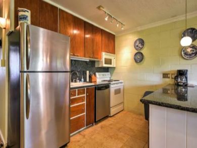 Steps To The Ocean - Lahaina Vacation Condo Sleeps 4 Guests