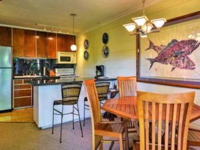 Steps To The Ocean - Lahaina Vacation Condo Sleeps 4 Guests