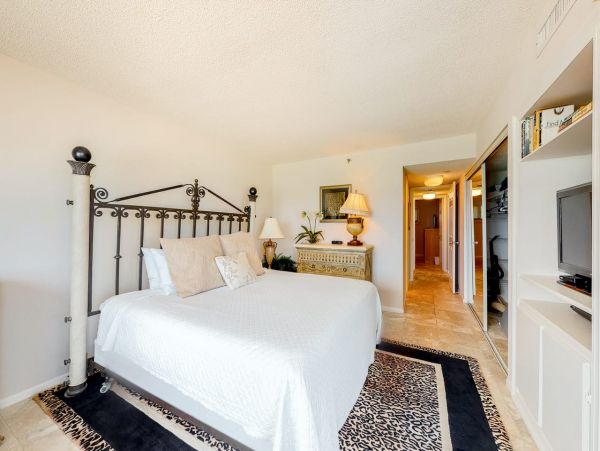 Three Bedroom Oceanfront Vacation Condo in Destin Sleeps 8