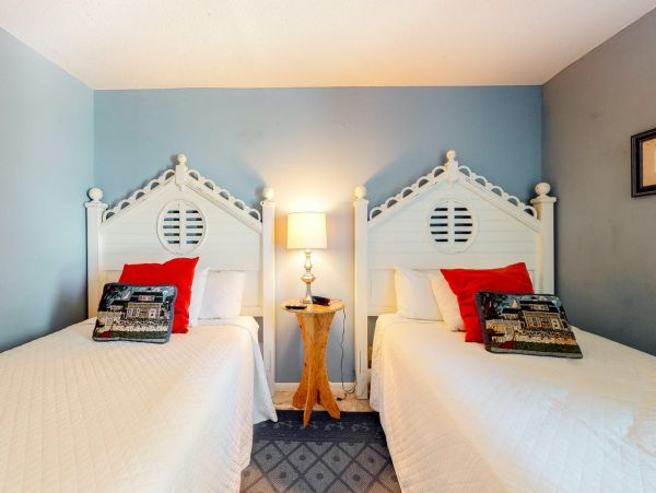 Three Bedroom Oceanfront Vacation Condo in Destin Sleeps 8