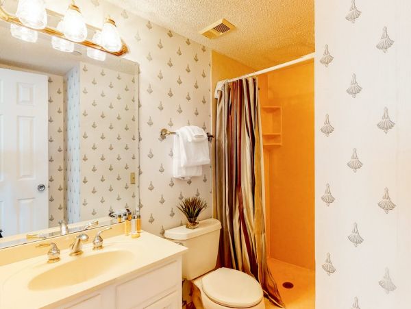 Three Bedroom Oceanfront Vacation Condo in Destin Sleeps 8