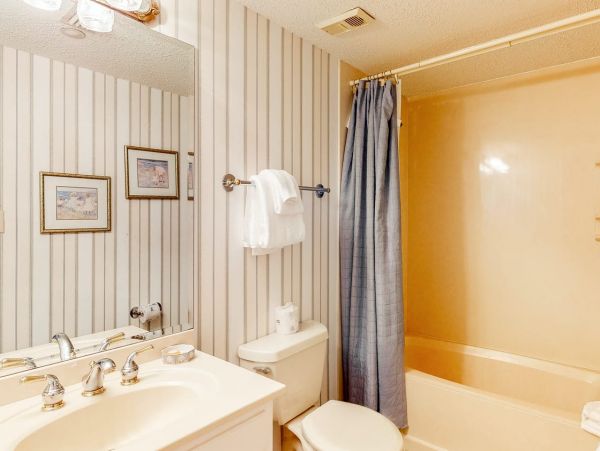 Three Bedroom Oceanfront Vacation Condo in Destin Sleeps 8
