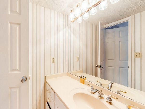 Three Bedroom Oceanfront Vacation Condo in Destin Sleeps 8