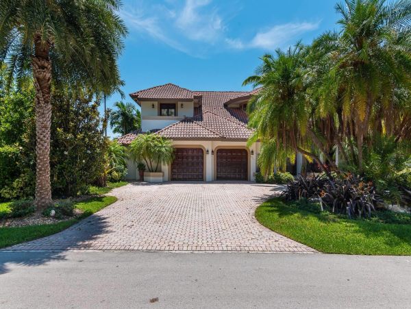 Walk to Beach Six Bedroom Vacation Home in Fort Lauderdale