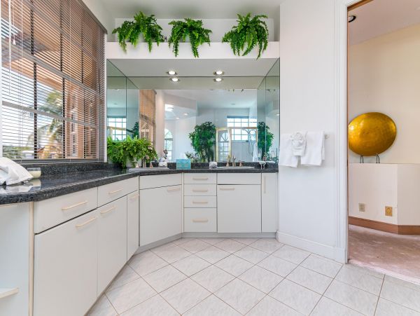 Walk to Beach Six Bedroom Vacation Home in Fort Lauderdale