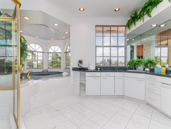 Walk to Beach Six Bedroom Vacation Home in Fort Lauderdale