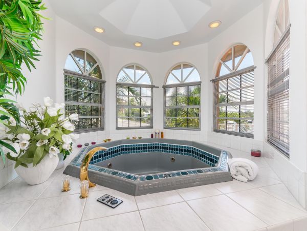 Walk to Beach Six Bedroom Vacation Home in Fort Lauderdale