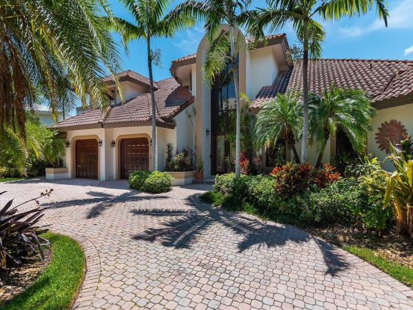 Walk to Beach Six Bedroom Vacation Home in Fort Lauderdale