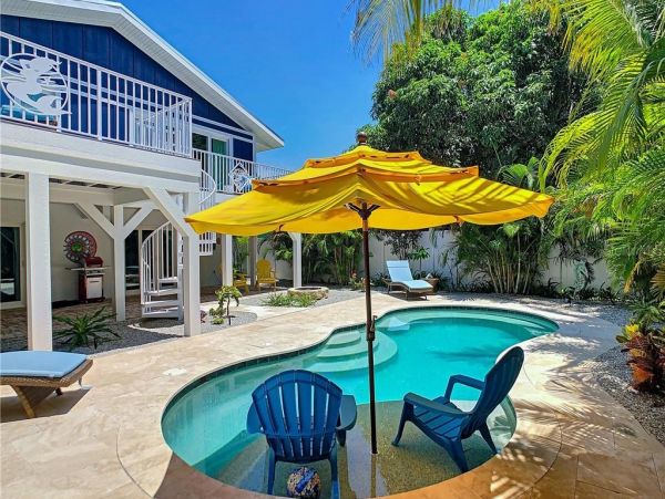 Four Bedroom Walk to Beach Vacation Home in Anna Maria