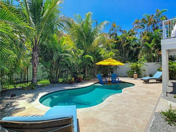 Four Bedroom Walk to Beach Vacation Home in Anna Maria