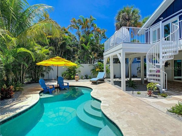 Four Bedroom Walk to Beach Vacation Home in Anna Maria