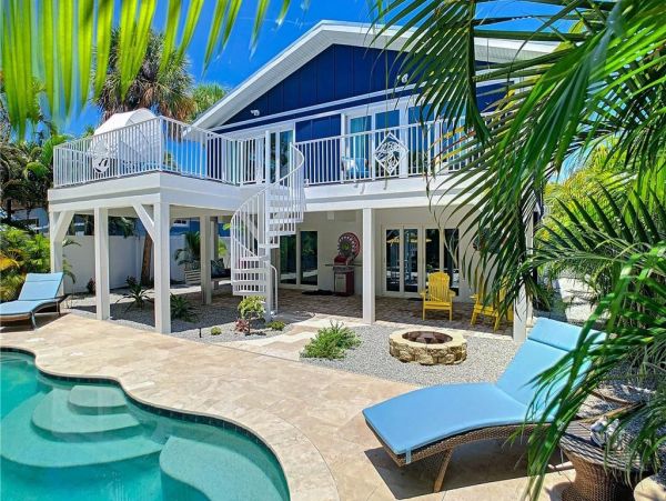 Four Bedroom Walk to Beach Vacation Home in Anna Maria