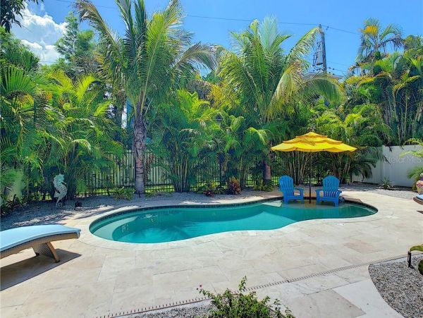 Four Bedroom Walk to Beach Vacation Home in Anna Maria