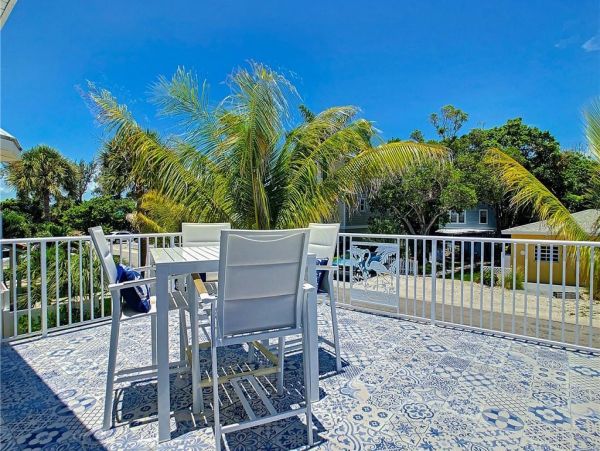 Four Bedroom Walk to Beach Vacation Home in Anna Maria