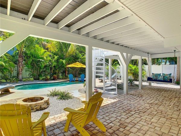 Four Bedroom Walk to Beach Vacation Home in Anna Maria