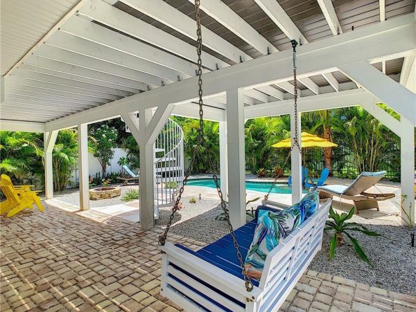 Four Bedroom Walk to Beach Vacation Home in Anna Maria