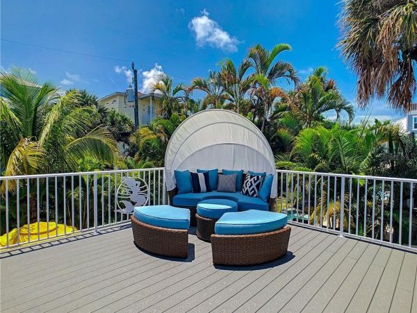 Four Bedroom Walk to Beach Vacation Home in Anna Maria